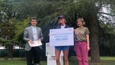 Hannah, la peregrina internacional número 100.000, junto con el responsable del Centro de Acogida al Peregrino, Francisco Buíde, y la directora xeral de Turismo de Galicia, Nava Castro.