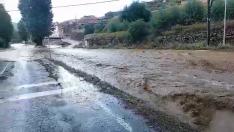 Una fuerte tromba de agua inunda Villarroya de los Pinares