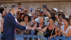 Felipe VI saludando a varios ciudadanos en Palma