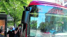 Varios usuarios suben a un bus de la línea 38 durante uno de los tramos de paros de la huelga.