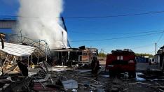 Los bomberos trabajan en un mercado destruido por un misil en Donestk
