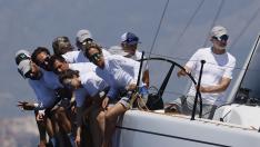 El rey Felipe VI junto a la tripulación del Aifos, durante su participación en la primera jornada de la 40 edición de la Copa del Rey de vela.