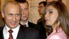 Foto de archivo de Vladimir Putin y Alina Kabaeva. FILE PHOTO: Russian President Vladimir Putin (L) smiles next to Russian gymnast Alina Kabaeva during a meeting with the Russian Olympic team at the Kremlin in Moscow, Russia in this November 4, 2004 file photo. REUTERS/ITAR-TASS/PRESIDENTIAL PRESS SERVICE/File Photo UKRAINE-CRISIS/USA-SANCTIONS
