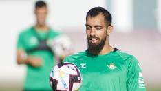 Borja Iglesias, entrenando con la camiseta del Betis.