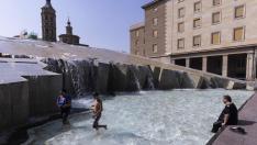 Calor en Zaragoza. El rey del 'simpa' refrescándose en la Fuente de la Hispanidad.