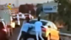 Captura del vídeo en el que se ve al conductor y a otro hombre empujando el coche.