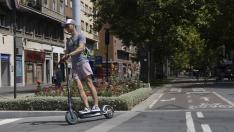Un patinete circula este miércoles por el carril bici de Fernando el Católico.