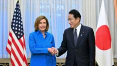 Fumio Kishida y Nancy Pelosi, durante su encuentro en Tokio.