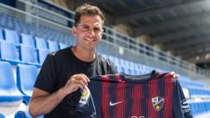 Juan Villar posa con la camiseta de la SD Huesca en El Alcoraz.