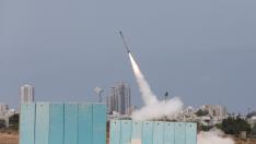 Lanzamiento de un misil cerca de la ciudad de Ashdod, en el sur de Israel, este sábado.