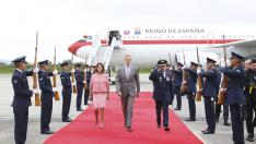 Felipe VI, junto a la vicepresidenta  y ministra de Relaciones Exteriores de Colombia, Marta Lucía Ramírez, a su llegada este domingo a Bogotá