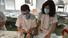 El Hospital San Jorge de Huesca lleva la fiesta a los nidos vistiendo de blanco y verde a los recién nacidos.