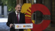Javier Lambán con el logotipo por el 40º aniversario del Estatuto al fondo