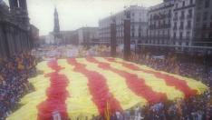 Manifestacion por la autonomía plena de Aragón 1993 despliegue bandera gigante de Aragón en la plaza del Pilar de Zaragoza