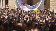 Multitudinaria cabalgata tras el cohete que inicia las Fiestas de San Lorenzo en Huesca.