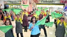 El personal de uno de los Supermercados Altoaragón celebra la llegada de San Lorenzo.
