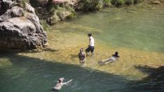 Gente bañándose en el Pozo Pígalo en el río Arba de Luesia (Zaragoza).