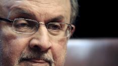 Salman Rushdie, fue apuñalado este viernes en Nueva York.