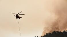 Medios aéreos se incorporan al incendio forestal de Vall d'Ebo (Alicante)