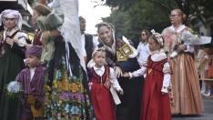 La ofrenda destacó por los bellos trajes procedentes de numerosos rincones de Aragón.