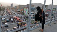 Un talibán hace guardia sobre un puente de Kabul (Afganistán), el pasado 6 de agosto.
