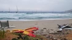 Aspecto de una playa de Córcega tras las tormentas.
