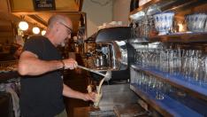 Óscar Blázquez, sirviendo la leche merengada en el Café de Levante