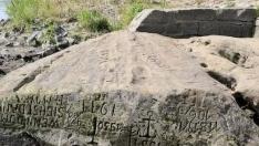 Piedra del hambre que data de 1616 en el río Elba, con la inscripción: "Si me ves, llora"