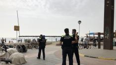 Policías patrulla por una zona de la Costa Brava con top manta