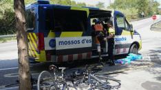 Un coche embiste a grupo de 9 ciclistas, mata a dos de ellos y se da la fuga