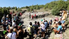 Los visitantes en el yacimiento `El Pozo´ de El Castellar junto a los paleontólogos.