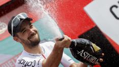Jesús Herrada, celebra en el podio su victoria de la séptima etapa de La Vuelta