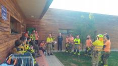 Las cuadrillas, reunidas con los Agentes para la Protección de la Naturaleza, antes de partir hacia el incendio.
