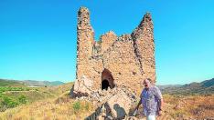 Francisco Tobajas, junto a la torre de Las Encantadas.