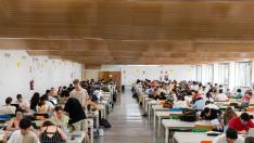 Los alumnos estudiando antes de los últimos exámenes de septiembre de la Universidad de Zaragoza.