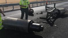 Mercancía en el suelo de la N-232 tras accidentarse un camión a la altura de Gallur.