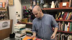 Un trabajador de la Librería París, este lunes con un lote de material escolar