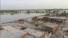 Tras semanas de lluvias torrenciales, un tercio del país está anegado, hay más de 1.100 fallecidos, 40 millones de afectados y un millar de viviendas destrozadas