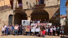 Concentración en Castel de Cabra este verano contra la falta de médicos.