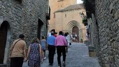 Turistas paseando por las calles de la villa medieval de Aínsa.