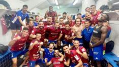 La plantilla completa del Teruel celebra la victoria conseguida ante el Lleida.