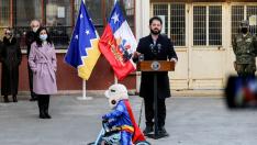 Boric habla a los medios tras votar en Punta Arenas.