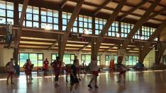 La plantilla del Casademont Zaragoza, con Martin Schiller en el centro, durante el entrenamiento de este martes.
