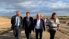 El ministro Luis Plantas, segundo por la izquierda, junto al consejero Joaquín Olona, el presidente de la DPH, Miguel Gracia, y la delegada del Gobierno, Rosa Serrano, en Sagarrén.