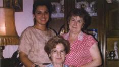 Las espías Lola Pardo (de pie) y su hermana Pilar, sentada, con una familiar.