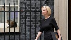 Liz Truss sale de Downing Street, este viernes.