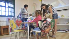 Once niños ucranianos refugiados que viven con sus familias en un centro de emergencia de Alcalá de Gurrea han permitido reabrir el colegio.