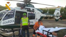Llegada del helicóptero de la Guardia Civil al Hospital San Jorge de Huesca con un accidentado en montaña.