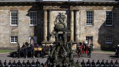 El cortejo fúnebre de Isabel II sale de Holyrood en presencia de Carlos III
