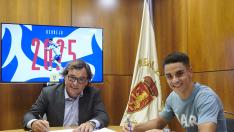 Sergio Bermejo firma su renovación con el Real Zaragoza junto a Raúl Sanllehí, director general del club.